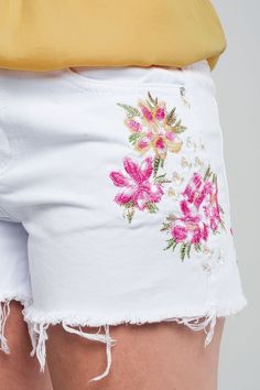 Denim shorts in white. Embroidered flowers and destressed details. Raw hem. Functional pockets and concealed fly. Non-strech denim. 100% Cotton Shorts Jeans Branco, Tan Scarf, Fearless Women, Types Of Jeans, White Denim Shorts, Boho Pants, Online Fashion Boutique, Short En Jean, Estilo Boho