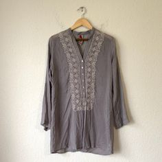 Johnny Was Long Sleeve Sheer Embroidered V-Neck Tunic Blouse Button Gray Wmns Xs W5617 Excellent Gently Used Condition. No Flaws! See All Pictures For Detail. Size - Xs Color - Gray Material - 100% Cupra Rayon Style - Tunic Type - Blouse Neckline - V-Neck Sleeve Type - Roll Tab Sleeve Sleeve Length - Long Sleeve Pattern - Solid Accents - Embroidered Features - Sheer Spring V-neck Blouse With Chikankari Embroidery, Summer V-neck Blouse With Chikankari Embroidery, Spring V-neck Chikankari Embroidered Top, Bohemian V-neck Embroidered Top With Chikankari, Bohemian V-neck Chikankari Embroidered Top, Bohemian Embroidered Top With Chikankari And V-neck, Bohemian Chikankari Embroidered V-neck Top, Casual V-neck Blouse With Embroidered Neckline, Bohemian V-neck Top With Chikankari Embroidery