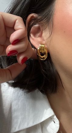 Mini triple knot door knocker gold earrings Size: 1" X .5" 14kt Gold Plated Brass Sold as a pair Luxury Gold Earrings, Hailey Bieber Earrings, Gold Hoops Aesthetic, Aesthetic Gold Earrings, Gold Earrings Aesthetic, Hoops Aesthetic, Big Gold Earrings, Chunky Gold Earrings, Gold Knot Earrings