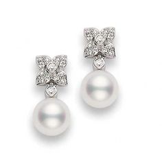 These refreshing diamond and pearl earrings from Mikimoto are delightful! Brilliant diamonds are set in a floral pattern, with a gorgeous Akoya pearl dropping from each setting. These pristine earrings are crafted in 18kt white gold. These Mikimoto earrings are magical! Mikimoto Pearl Earrings, Mikimoto Earrings, Mikimoto Jewelry, Akoya Pearl Earrings, Tiaras Jewellery, Diamond Pendants Designs, Mikimoto Pearls, Pearl And Diamond Earrings, Precious Jewels