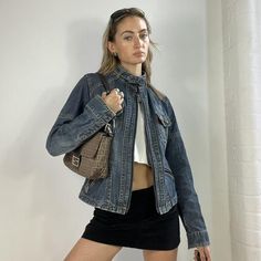 Y2k Outfits Jacket, Vintage Denim Jacket Aesthetic, Zip Up Jean Jacket, Denim Jacket Y2k Outfit, Denim Jacket Fits Aesthetic, Outfits With Jean Jacket Aesthetic, Zip Up Denim Jacket Outfit, Fitted Jean Jacket Outfits, Zipper Denim Jacket