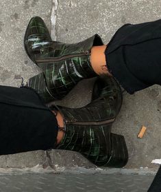 На данном изображении может находиться: обувь Green Ankle Boots, Block Heel Ankle Boots, Heeled Ankle Boots, Sock Shoes, Look Fashion