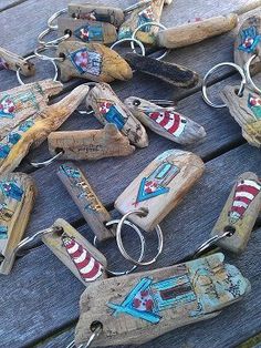 2015-08-17 Painted Driftwood Key ChainJayBird Art. Beach Glass Crafts, Painted Driftwood, Driftwood Decor, Driftwood Crafts, Sea Glass Crafts, Beach Crafts, Seashell Crafts