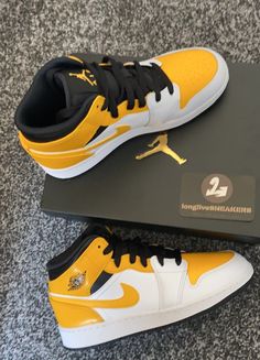 Nike Jordan Air 1, Back In 1985, White Nike Shoes, Jordan Shoes Retro, All Nike Shoes, Nike Air Shoes, Fashion Shoes Sneakers, Nike Air Jordan Retro