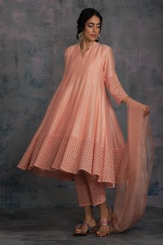 Shop for these amazing collections of Peach Kurta Chanderi And Cotton Pant Cotton Cutwork Kalidar Set For Women by Charkhee online at Aza Fashions. Reka Bentuk Blaus, Kalidar Kurta, House Wear, Latest Dress Design, Gaun Fashion, Casual Indian Fashion, Kurta Designs Women, Stylish Dresses For Girls, Indian Wedding Outfits