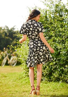 Just Wandering Camp Collar Wrap Dress Fitted Black Dress With Daisy Print, Black Floral Print Wrap Dress For Spring, Black Short Sleeve Wrap Dress For Spring, Casual Black Wrap Dress For Summer, Black Floral Print Summer Wrap Dress, Black Fitted Wrap Dress For Summer, Collar Wrap Dress, White Daisies, Black Wrap