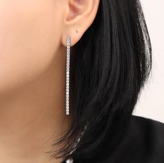 Boucles d'oreilles longues pendantes CZ en argent sterling 925☆ Ces boucles d'oreilles sont conçues avec une grande longueur, mesurant 2,75 pouces (70 mm). Nous utilisons des matériaux en argent sterling 925 et les plaquons avec du rhodium d'origine, ce qui permet aux clients de les porter longtemps sans ternir la couleur de l'argent. Parfait pour ajouter une touche de sophistication en toute occasion, que ce soit un bal de promo, une fête, un anniversaire ou tout autre événement spécial. Si vou Luxury Formal Cubic Zirconia Linear Earrings, Luxury Sparkling Dangle Linear Earrings, Luxury Sterling Silver Linear Drop Earrings, Shoulder Duster Earrings, Handmade Packaging, Prom Earrings, Long Drop Earrings, Earrings Crystal, Earring Jewelry