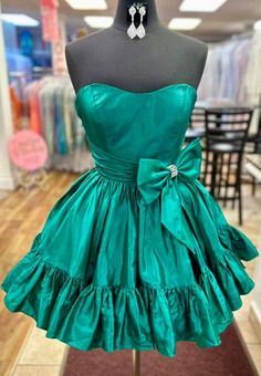 Green A-line Mini Dress For Prom, Green A-line Mini Dress For Prom Season, Ruffled Mini Dress For Homecoming, Mini Dress With Ruffled Skirt For Prom, Green Homecoming Mini Dress, Green Mini Dress For Homecoming, Green Mini Length Homecoming Dress, Green Ruffled Mini Dress For Wedding, Fit And Flare Mini Dress For Homecoming