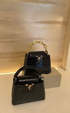 Louis Vuitton 
Louis Vuitton bag
Handbag
Crocodile handbag
Crocodile skin
Luxury 
Millionaire 
Fancy bag Expensive Heels, Famous Clothes, Rich Rich, All Black Fashion, Colorful Handbags, Handbag Essentials, Fashion Influencer