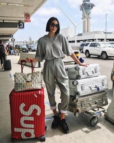 7 Style Tips To Accomplish The Perfect Airport Style - Key to Fashion Aeroplane Outfit, Flight Outfit Airport Style, Airport Outfit Spring, Best Travel Outfits For Women, Comfortable Airport Outfit, Chic Airport Outfit, Cute Airport Outfit, Airport Outfit Ideas, Comfy Airport Outfit