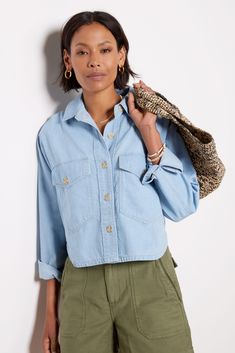 Cropped Shacket, Denim Shirt Outfit, Summer Layering, Utility Shorts, Chambray Fabric, Diva Fashion, Woven Top, Chambray Shirt, Cozy Sweatshirts