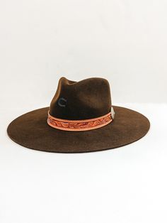 This adorable new Charlie 1 Horse hat is the perfect statement piece for the upcoming seasons! The White Sands Hat by Charlie 1 Horse features wool felt material, a pinched front rancher style profile, a 3 3/4 inch wide flat brim, and a crown that measures 4 1/4 inches. The hatband is a trendy leather tooling that fits perfectly around the base of the crown and includes a silver concho with turquoise detailing. To top the look off, there is a removable arrow pendant. This genuine Charlie 1 Horse Rodeo Attire, Charlie 1 Horse Hat, Charlie Horse, Horse White, Trendy Boutique Clothing, Tool Band, Cozy Crochet Patterns, Rancher Hat, Arrow Pendant