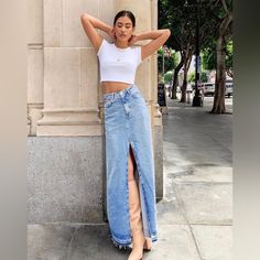 Zara New Long Blogger Fav Skirt Long Denim Skirt Outfit, Long Jean Skirt, Date Outfit Summer, Denim Skirt Outfits, Long Skirt Outfits, Skandinavian Fashion, Chique Outfits, Long Denim Skirt, Denim On Denim