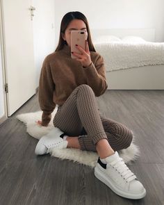 2,597 Likes, 18 Comments - Jen 🌸 (@pinnieapple) on Instagram: “One thing that I love about winter is wearing sweaters. 🐪” Gym Style Outfits, Shopping Link, Styles Dress, Oufits Casual, City Outfits, Monochrome Fashion, Dress Pretty, Causual Outfits, Yoga Fashion