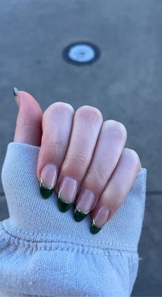 French Tips Emerald Green, Dark Green Nails With Gold French Tip, Green And Gold Tips Nails, Winter Green Nail Ideas, Nail Inspiration Dark Green, Green French Nails With Gold, Cute Green And Gold Nails, Dark Green Nails For Hoco, Dark Green And Gold French Tip Nails