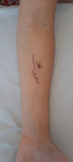 Minimalista , bebe , perfil,  antebrazo Infant Tattoo Ideas, Husband And Son Tattoo For Mom, Fine Line Tattoo For Son, Tattoo Idea For Your Kids, Silohette Body Tattoo, Small Son Tattoo, Baby Eyes Tattoo, Tattoo Ideas For Son Baby Boys, Baby Outline Tattoo