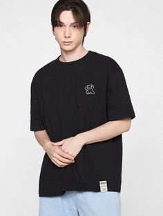 This is a casual and comfortable t-shirt by GRAVER that is made out of high quality and sturdy material. With distinctive mood of the design and comfortable wear, you can style it for your casual daily outfit.- Urethane graphic print detail- Cotton fabric with soft touch and minimum distortion- Double sturdy neck banding Casual Black T-shirt With Graphic Design, Urban Black T-shirt With Logo Print, Black Urban T-shirt With Text Print, Urban Black Crew Neck T-shirt, Black Urban Crew Neck T-shirt, Black Crew Neck Urban T-shirt, Urban Black Relaxed Fit T-shirt, Urban Style Black Relaxed Fit T-shirt, Black Relaxed Fit Urban T-shirt