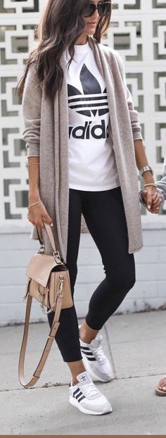 Looks Adidas, Casual Trendy Outfits, Look Legging, Casual Weekend Outfit, Spring Trends Outfits, Girl Vibe, Rocker Girl, Travel Clothing, Front Rooms