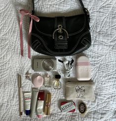 Whats In My Purse Essentials, What’s In My Purse, Purse Must Haves Items, What's In My Bag Aesthetic, Inside My Purse, What Is In My Bag, Bag Tour