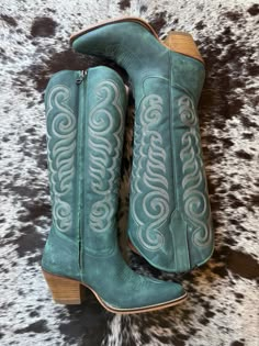 Embrace your inner Western-inspired fashionista with these gorgeous boots! They'll bring a luscious pop of deep teal into your wardrobe. They're sure to turn heads wherever you go. The intricate Western embroidery adorning the shaft adds a touch of traditional charm to the modern, eye-catching color. The classic cowboy boot silhouette, featuring a pointed toe and stacked heel, are the finishing touches. These amazing must-have boots are perfect for everything from dancing the night away to strutting down city streets. Turquoise Boots Outfit, Wedding Cowboy Boots For Bride, Teal Cowboy Boots, Cowboy Outfits For Women, Bride Boots, Colorful Boots, Turquoise Cowboy Boots, Tall Cowgirl Boots, Outfit Vaquero