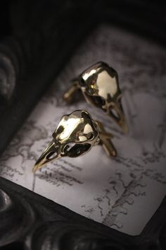 Raven Skull Cufflinks original made and designed by Defy. The jewelry is designed to have beautiful details. - The cufflink dimensions is ; approx. 1.5 x 3.5 cm. - Weight approx. - g. - Material : Brass / Silver **Free Shipping to World Wide** - Please allow us to prepare the item and parcel between 3-5 working days (*Between 5-7 working days For Sterling Silver 925*) - All items will be sent by Thai Registered Airmail. The delivery usually takes about 2-4 weeks for parcel to arrive in most coun Symbolic Adjustable Jewelry For Formal Occasions, Symbolic Metal Jewelry For Formal Occasions, Antique Hand Cast Jewelry For Formal Occasions, Formal Antique Hand Cast Jewelry, Vintage Formal Jewelry With Unique Design, Vintage Jewelry With Unique Design For Formal Occasions, Steampunk Metal Jewelry For Formal Occasions, Gothic Gold Jewelry For Formal Occasions, Hand Cast Bronze Jewelry For Formal Occasions