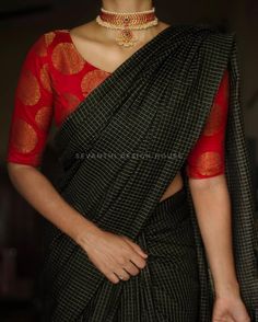 Plain Sarees With Contrast Blouse, Silk Sarees With Contrast Blouse, Plain Sari, Sarees With Contrast Blouse, Silk Blouse Pattern, Stylish Lehenga, Saree Model, Saree Cotton