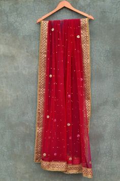 Net Dupatta Designs, Lehenga Chunni, Roka Ceremony, Wedding Dupatta, Red Veil, Dupatta Design, Heavy Dupatta