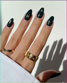 Chic emerald green nails ideas with gold, silver and more to inspire a sophisticated and wealthy mani mood for winter. Witchy Nails, Gold Nail, Dark Nails, Star Nails, Prom Nails