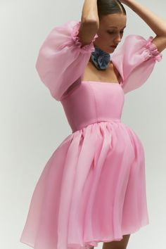 Bright Pink organza puff sleeves dress. The sleeves can be dropped down for exposed shoulders. This dress has a lace-up back that allows you to adjust the size comfortably. Yellow Organza Dress, Pink Organza Dress, Puffy Sleeve Dress, Dress Organza, Puff Sleeves Dress, 2023 Halloween, Puffy Dresses, Rehearsal Dinner Dresses, Puff Dress