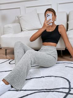 Flare Pants Outfit Winter, Grey Flare Pants Outfit, Sport Pants Outfit, Knit Pants Outfit, Flares Outfit, Flare Leg Trousers, Winter Pants Outfit, Leggings Pattern, Flare Leg Pants