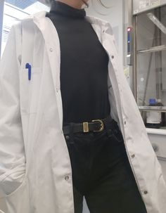 Scientist Clothes, Doctor Coat, Doctor Outfit, Women Scientists, Medical School Inspiration, Lab Coats, Female Doctor, White Coat