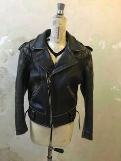 perfetto giacca di pelle vintage moto uomo con lacci fianchi e trapuntato su spalle Vintage Leather Motorcycle Outerwear, Vintage Leather Biker Jacket For Streetwear, Vintage Leather Jacket For Motorcycling, Vintage Leather Motorcycle Jacket With Long Sleeves, Vintage Outerwear For Motorcycling In Fall, Vintage Fall Outerwear For Motorcycling, Vintage Fall Motorcycling Outerwear, Vintage Long Sleeve Biker Jacket For Motorcycling, Fitted Vintage Leather Biker Jacket