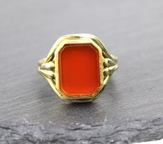 Antique men's ring, signet ring, from the 1920s. 750 yellow gold (18 carat), set with a carnelian. Hallmarked several times in the ring band. With master's mark (Elidor). Nice condition. Carnelian also in very good condition, no scratches or chips. Weight: 7.3 g. Ring size: 61. Inner diameter: 19.4 mm. Total height of ring: 27.2 mm. ⚜️ Only available once ⚜️ 750 yellow gold (18K) ⚜️ Carnelian ⚜️ 1920s ⚜️ WORLDWIDE SHIPPING! Classic Carnelian Signet Ring For Anniversary, Classic Carnelian Signet Ring With Polished Finish, Classic Carnelian Signet Ring For Formal Occasions, Classic Carnelian Signet Ring For Formal Events, Formal Gold Carnelian Ring, Gold Carnelian Signet Ring With Polished Finish, Formal Carnelian Gold Ring, Formal Oval Carnelian Signet Ring, Classic Round Carnelian Signet Ring