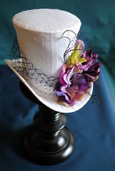 Formal White Brimmed Mini Hat, Elegant White Costume Hat As Gift, Formal White High Crown Top Hat, White Fitted Top Hat With High Crown, White Mini Hats For Royal Ascot, White Fascinator For Kentucky Derby Gift, White High Crown Mini Hat For Races, Adjustable White Top Hat For Kentucky Derby, White Adjustable Top Hat For Kentucky Derby