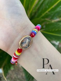 Pulsera adjustable de La Virgencita en hilo rojo con multicolor  The Virgen Mary bracelet in red string with multicolor beads Guadalupe Bracelet, Multicolor Bracelet, All Band, Cute Rose, Red String, Virgin Mary, Apple Watch Bands, Arm Band, Watch Bands