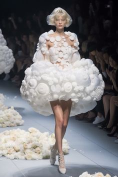 Cloud Fashion Design, Clouds Inspired Fashion, Flower Inspired Fashion Design, Cloud Inspired Fashion, Flower Inspired Outfits, Avant Garde Fashion Couture, Cloud Fashion, Clay Fashion, Innovative Fashion Design