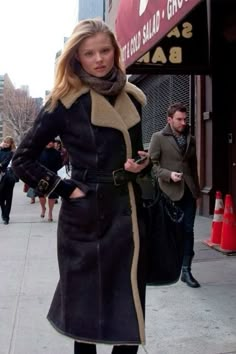 Magdalena Frackowiak, Outfit 90s, Model Streetstyle, Sheepskin Coat, Preppy Outfits