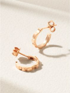 De Beers' 'RVL' earrings are defined by unique ridges, the spacing of which is inspired by the jeweler's 'DB' monogram. They're made from 18-karat rose gold and each set with a diamond along the inside. Rose Gold Diamond Hoop Earrings, Gold Diamond Hoop Earrings, Rose Diamond, The Bling Ring, Bling Rings, Diamond Hoop Earrings, Fine Jewellery Earrings, Rose Gold Diamonds, Bracelets And Charms