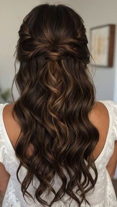 Wedding Hair For Long Thick Hair, Cute Photoshoot Hairstyles, Medium Hair Styles Curly, Hairstyles Wavy Hair Medium, Braided Wavy Hair, Medium Wavy Hairstyles For Women, Braided Bridesmaid Hairstyles, Wavy Bridal Hair, Hair Styles To Try