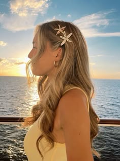 Wedding Hairstyles Summer, Summer Hairstyles Brunette, Cute Hairstyles For The Beach, Spain Photo Ideas, Summer Jewelry Aesthetic, Beachy Hairstyles, Brunette Blond, Hairstyles Brunette, Vacation Hair