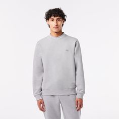 This comfortable Lacoste sweatshirt features a striking logo on the collar. An original touch that’ll get you noticed. Classic Sweatshirt With Ribbed Cuffs For Loungewear, Fleece Sweatshirt With Ribbed Collar, Cotton Athleisure Sweatshirt With Ribbed Collar, Fleece Sweatshirt With Ribbed Crew Neck, Fall Loungewear Tops With Logo Detail, Classic Relaxed Fit Logo Print Sweater, Sporty Logo Sweatshirt For Loungewear, Sporty Sweatshirt With Logo For Loungewear, Winter Loungewear Sweatshirt With Logo