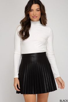 Pleated Mini Skirt Outfit, Leather Pleated Mini Skirt, Faux Skirt, Rok Mini, Leather Skirt Outfit, Skirt Outfits Fall, Casual Outfit Inspiration, Skirt Trends, Miniskirt Outfits