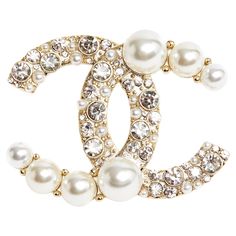 Chanel brooch from the Cruise 2022 collection with the motif of a large CC logo in lightly gilded metal inlaid with rhinestones and fancy pearls of different sizes. Width 4.9 cm x height 3.75 cm. The brooch is delivered without original packaging or invoice but it is perfectly authentic and in very good condition, bright and so chic. Vintage Chanel Jewelry Dior, Broche Chanel, Chanel Pearl, Diamonds And Pearls, Chanel Brooch, Chanel Pearls, Chanel Accessories, Pearl Collection, Fancy Diamonds