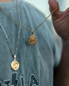 Neckless Photography Ideas, Rich Lifestyle Luxury, Mens Accessories Necklace, Creative Jewelry Photography, Lock Necklace, Jewellery Inspiration