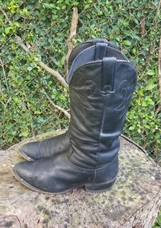 "Vintage Durango Genuine Leather Western Style Boots.* Good pre-owned condition * Classic boot with low heel and pointed toe * Black leather with a slight sheen * Rubber outsole, comfy cushion flex insole * Perfect for concerts and festivals * Measurements: 13\" shaft, 1\" heel (approx) Width: 3.75\" Color: Black" Vintage Black Moto Boots With Snip Toe, Vintage Black Pointed Toe Boots, Ankle Boots Dress, Western Style Boots, Western Boho, Pull On Boots, Classic Boots, Western Cowboy Boots, Leather Pulls