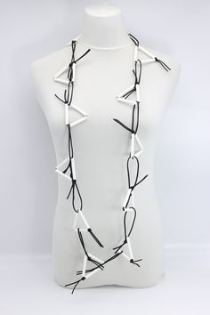 Description: Triangular paper straw on leatherette chain necklace Length: Approximately 140 cm Available colours & Product codes: Black - NL2009-01 Blue/White - NL2009-08 Red/White - NL2009-09 White - NL2009-07 Royal Blue - NL2009-03 Diy Collares, Collars Diy, Recycled Jewelry, Necklace Chain Lengths, Chale Crochet, Treasure Box, Paper Straws, Chain Necklaces, Schmuck Design