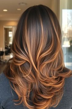 Brown hair with caramel highlights styled in loose waves, viewed from the back. Light Brown Honey Highlights, Hair Dye Brown Highlights, Brunette Hair With Strawberry Blonde Highlights, Hair Colors Highlight, Caramel Brown With Blonde Highlights, Non Bleach Highlights, Highlights For Brown Skin Tone, Caramel Honey Highlights On Dark Hair, Balayage Hair Caramel Honey