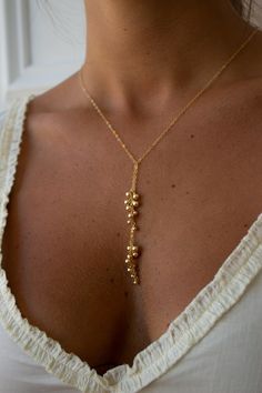 Gold Dust Tie Lariat Necklace Dainty and Minimal No Clasp Necklace With Cluster Ball Pom Pom Drop - Etsy Large Gold Necklace, Cool Gold Necklaces, Gold Dangle Necklace, Lariette Necklace, Elegant Jewelry Classy, Pom Pom Drop, Amazing Necklaces, Y Necklace Gold, Etsy Necklace