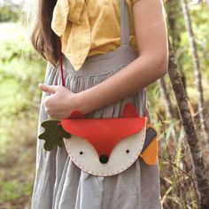 DIY Woodlands Fox My Felt Bag by Petit Collage Make your very own stylish crossbody fox bag with matching acorn zipper purse in this fun and easy craft activity. Includes all the materials you will need, and an illustrated easy-to-follow instruction guide. No glue required! Designed for ages 6+ High quality pre-punched felt, embroidery thread, buttons, Velcro Child safe needle Presented in a custom printed reusable storage tin with clasp closure and cotton carry handle Diy Woodland, Fox Bag, Collage Diy, Felt Fox, Puzzle Crafts, Diy Bags Purses, Zipper Purse, Felt Embroidery, Craft Activity