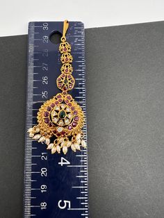 Matte Kempu Mang TikaColor : GoldenSize : Length : Approx 3.75 inchesStones : Red Green Stone CZ Pearls Luxury Traditional Tilla Chandbalis, Luxury Meenakari Tikka As Gift, Mang Tika Jewelry Gold Latest, Antique Necklace Victorian, Mang Tika, Real Pearl Necklace, Ethnic Necklaces, Traditional Earrings, Kundan Necklaces